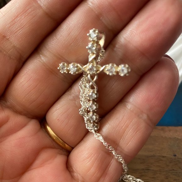 Absolutely gorgeous brand new 925 sterling silver cross with 925 chain :-) - Picture 2 of 4